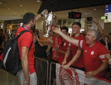 «Αυτοκρατορική» υποδοχή για την ομάδα πόλο του Ολυμπιακού στο Ελ. Βενιζέλος (φωτο)